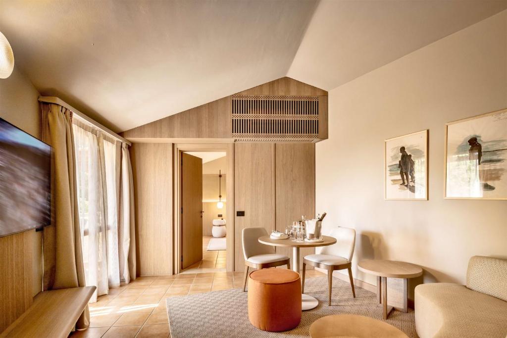 un salon avec une table et des chaises dans l'établissement Veridia Resort Sardinia, a member of Radisson Individuals, à Chia