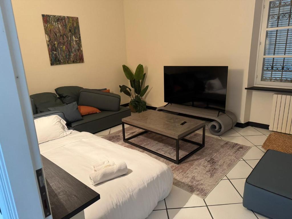 un salon avec un canapé et une télévision dans l'établissement Splendid Villa Magna with Pool and Park - Langhe Hills, à Govone