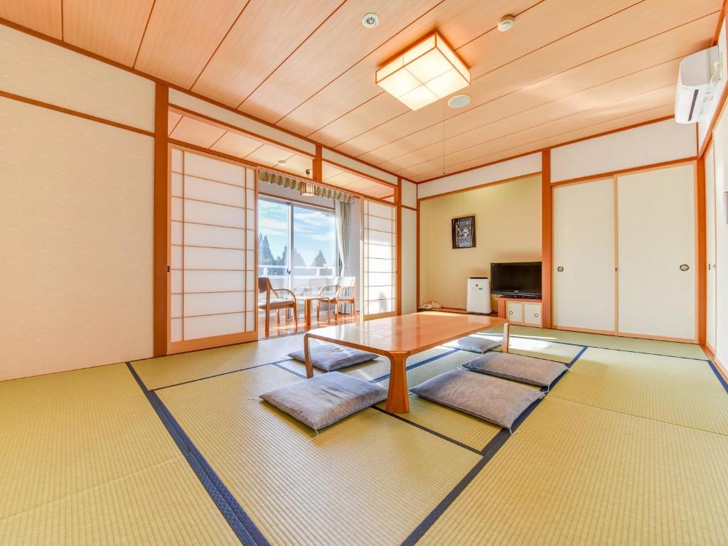 une pièce avec une table et une salle à manger dans l'établissement Yatsuo Yume no Mori Yuyu kan, à Toyama