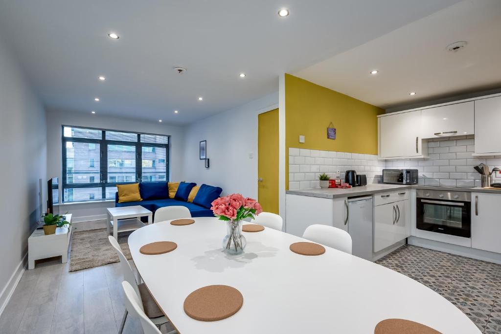 Central Belfast Apartment - Free Parking - 2BR 4
