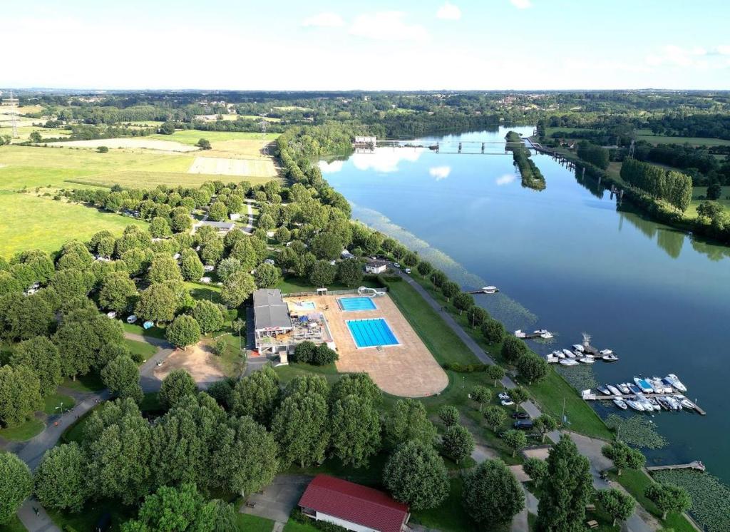 - une vue aérienne sur un lac avec un complexe dans l'établissement Camping de Thoissey, à Thoissey