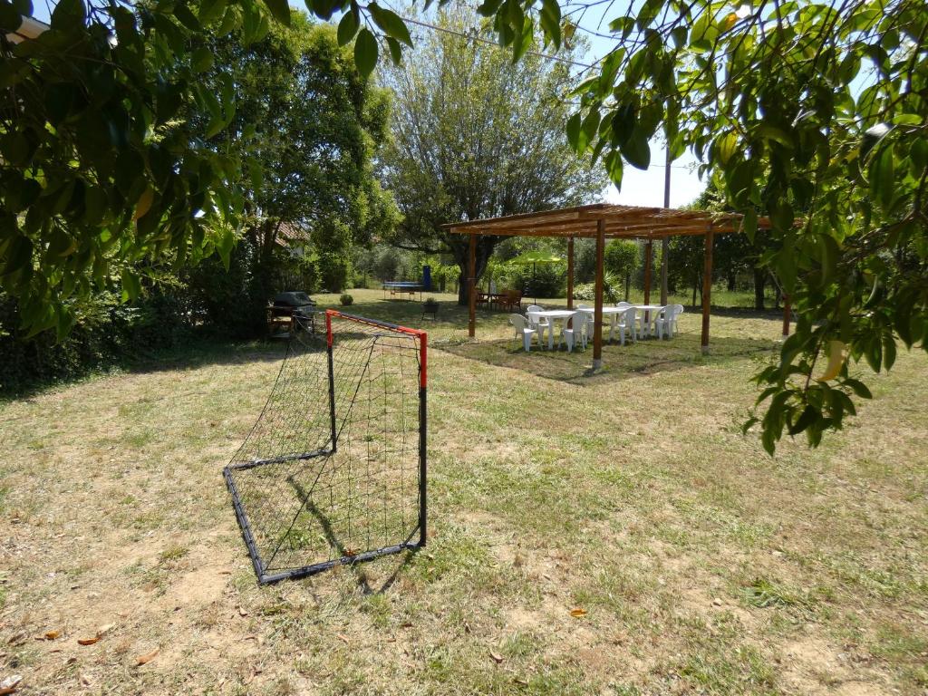 un filet dans un champ avec un belvédère dans l'établissement SCAPPO IN UMBRIA, Felicità 14a, à Giove