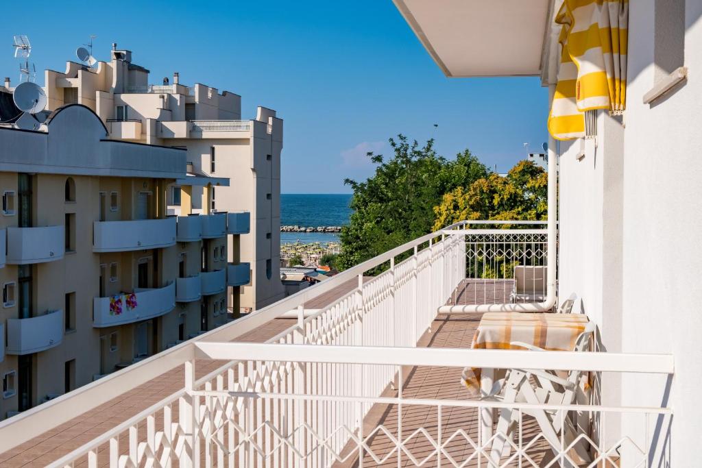 un balcon avec vue sur l'océan dans l'établissement Hotel Villa dei Fiori - sul mare con piscina, à Rimini