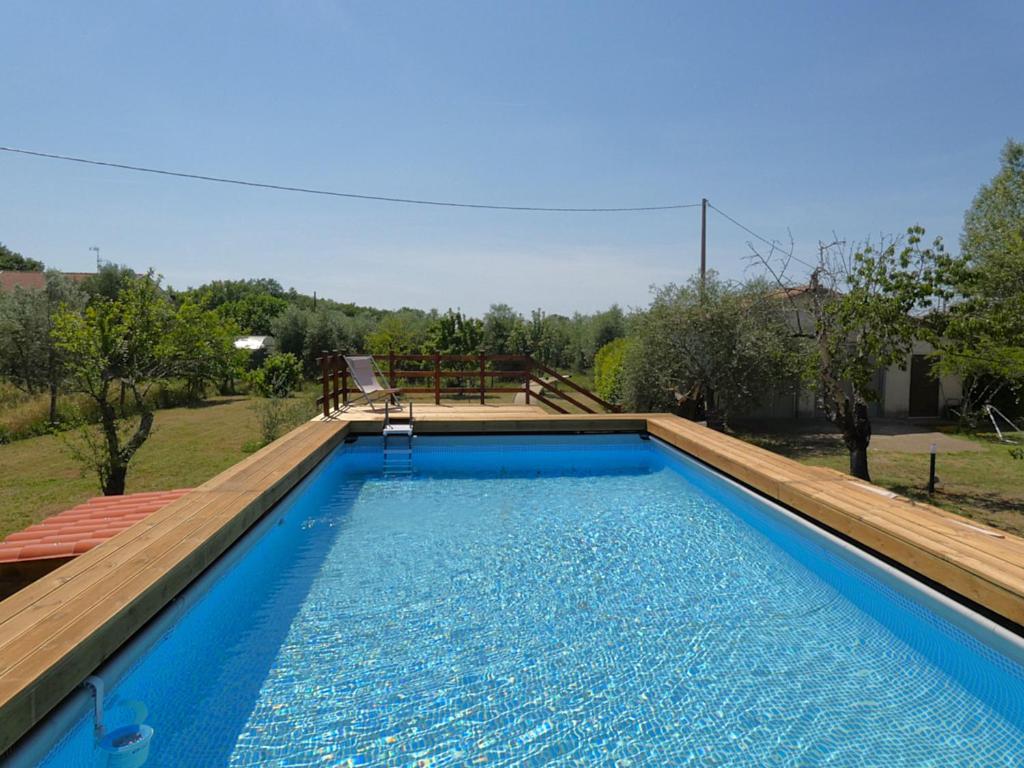 - une piscine dans une cour avec un banc dans l'établissement SCAPPO IN UMBRIA, Felicità 14a, à Giove