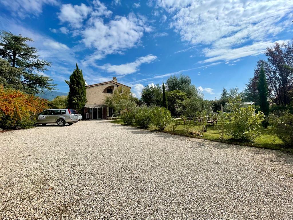 une maison avec une voiture garée dans l'allée dans l'établissement La belle histoire Gîte Montmirail, à Bédoin