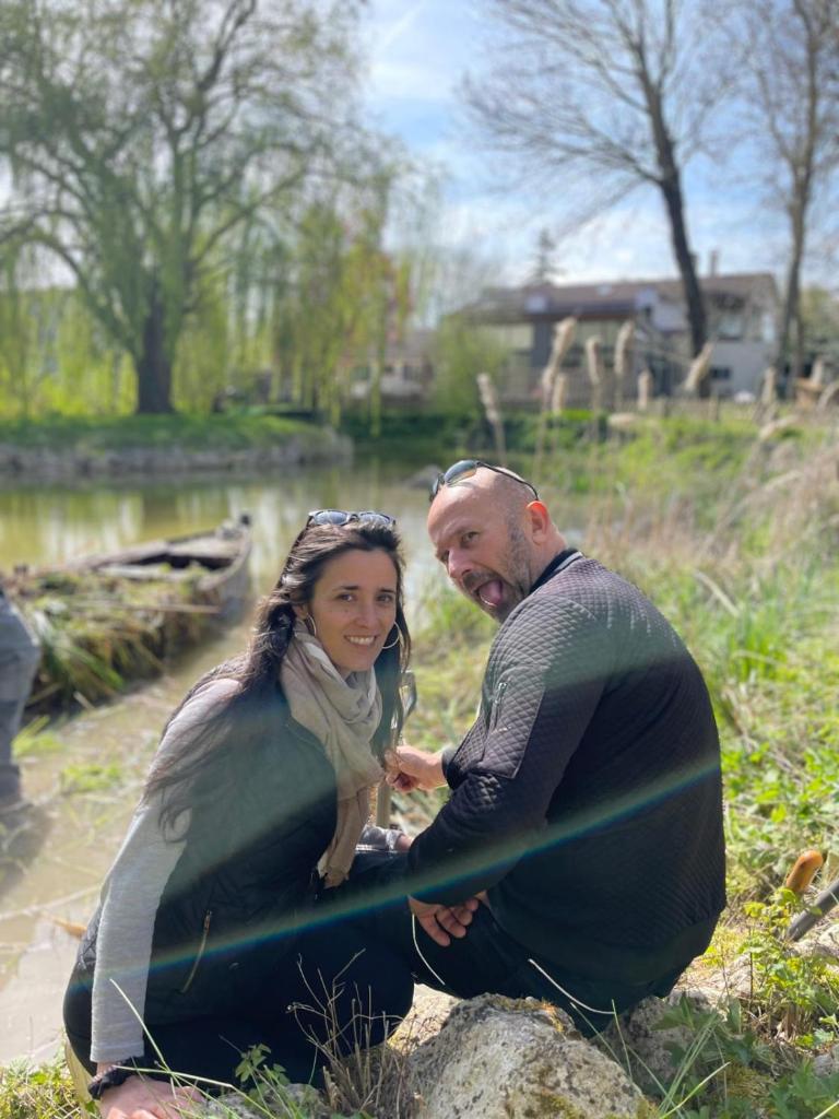 un homme et une femme assis sur un rocher dans l'établissement Cabane insolite 2 p Jacuzzi Domaine du Marais 91 Magnolia, à Maisse