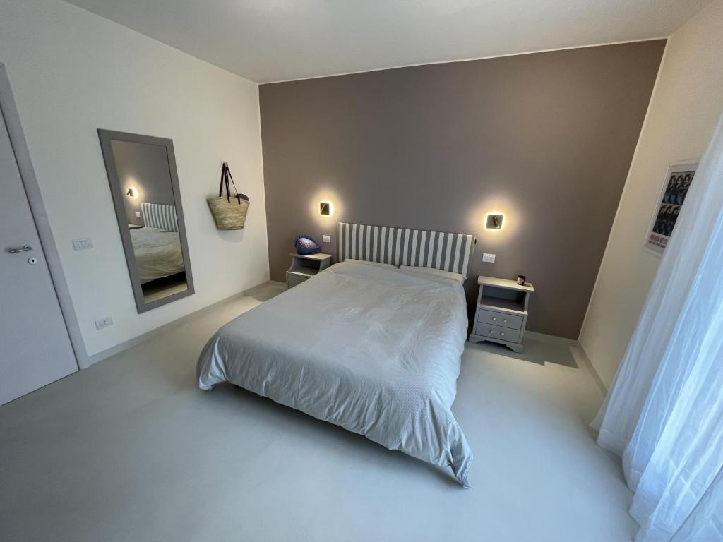 une chambre avec un lit dans une pièce blanche dans l'établissement Villa Supramonte luxury villa CIN IT09006CR, à Marazzino 43 autres photos