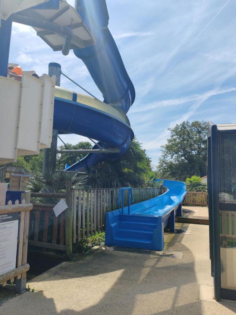 un grand toboggan aquatique bleu dans un parc dans l'établissement Camping Coeur de Vendée mobil home 6 personnes, à La Boissière-de-Montaigu 15 autres photos