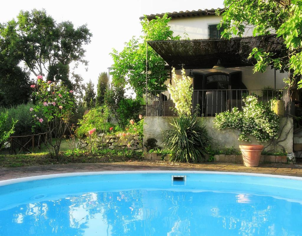 une piscine bleue devant une maison dans l'établissement Villa Laura, à Il Balzo
