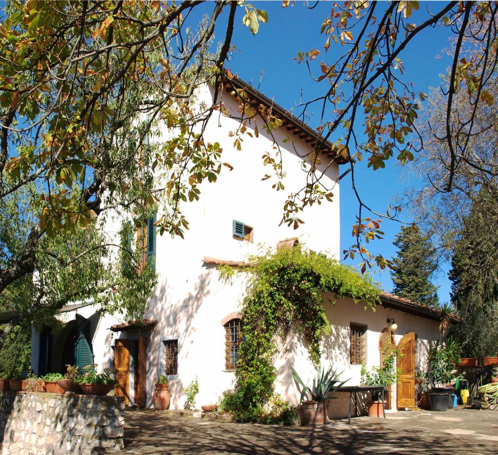 une maison blanche recouverte de lierre dans l'établissement Villa Laura, à Il Balzo