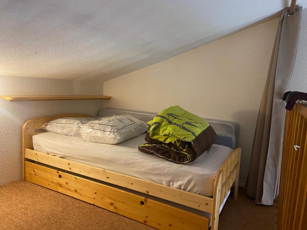 un lit avec deux sacs dans une pièce dans l'établissement Appartement chalet, à Montferrier