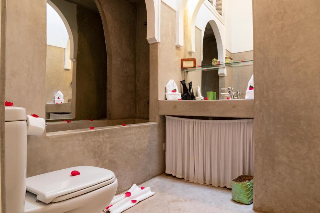 une salle de bain avec des toilettes blanches dans une chambre dans l'établissement Riad Sapphire & Spa, à Marrakech 24 autres photos