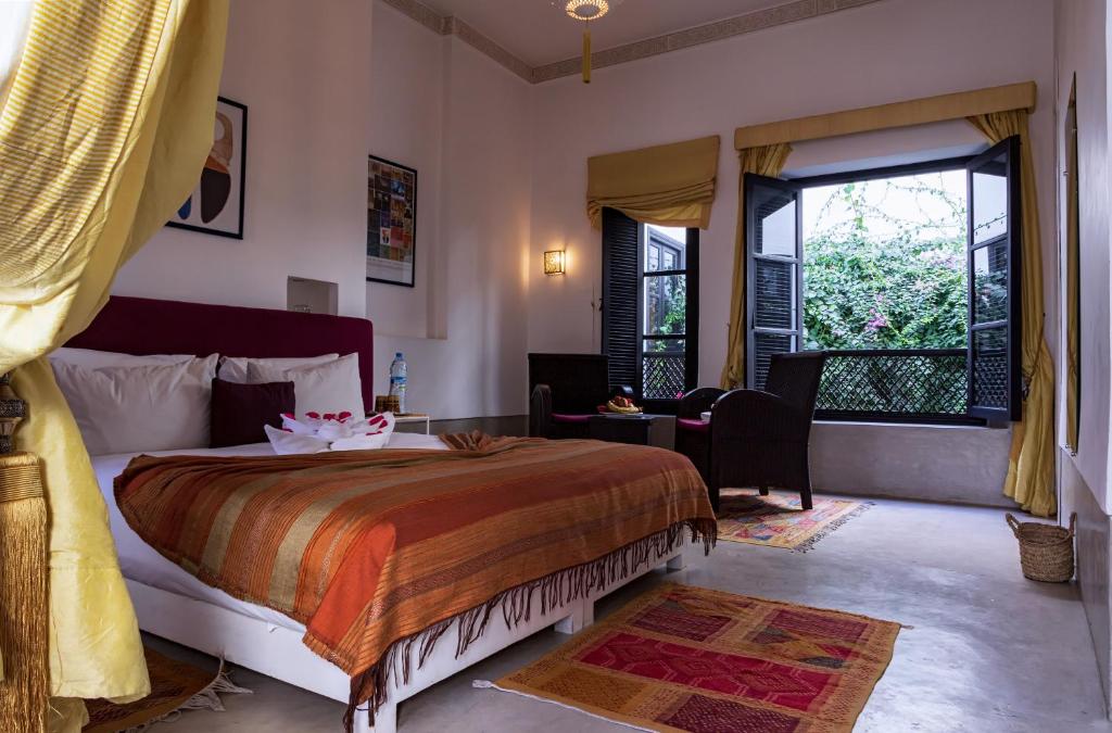 une chambre avec un lit et une grande fenêtre dans l'établissement Riad Sapphire & Spa, à Marrakech