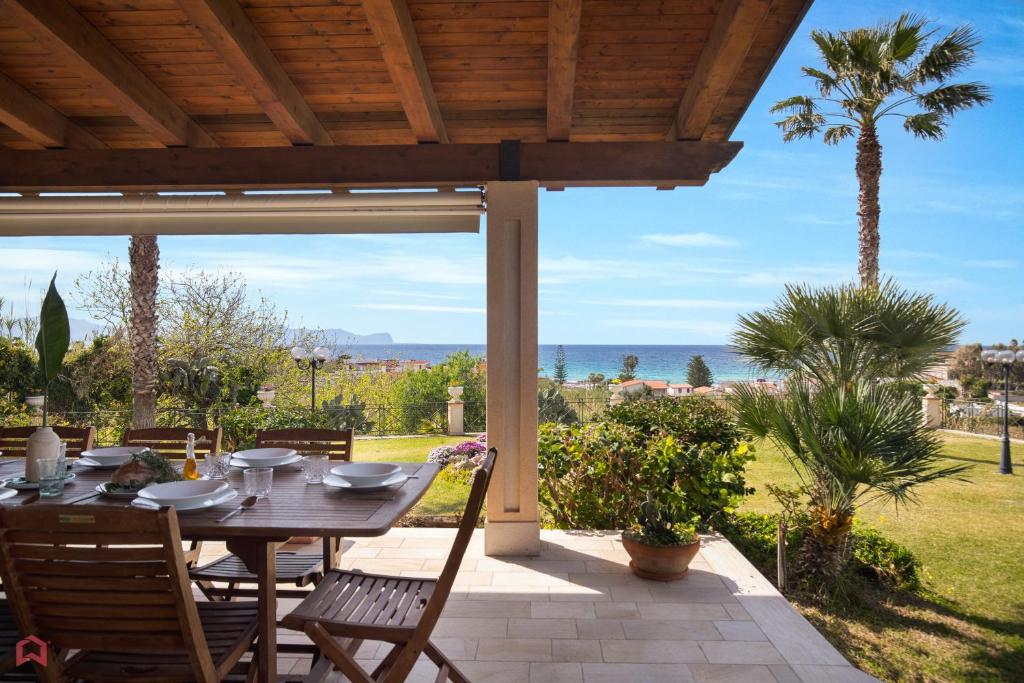 Photo de la galerie de l'établissement Panoramica Villa con Piscina sul Mare (Sanificata), à Cinisi