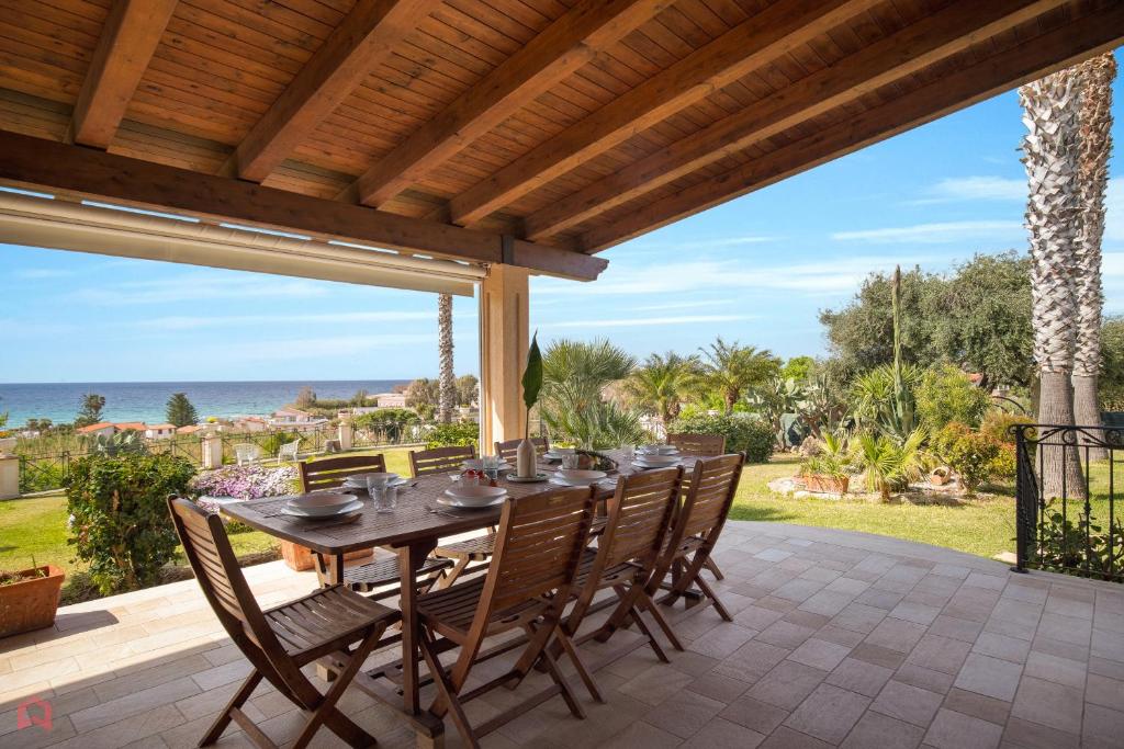 Photo de la galerie de l'établissement Panoramica Villa con Piscina sul Mare (Sanificata), à Cinisi