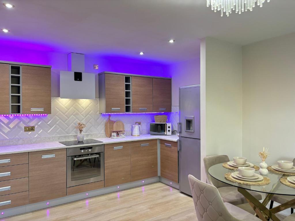 Luxury 2 bedroom Leeds City Apartment with Free parking & Jacuzzi bath 4