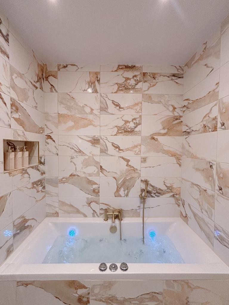 Luxury 2 bedroom Leeds City Apartment with Free parking & Jacuzzi bath 3