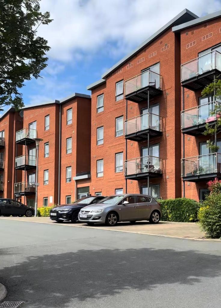 Luxury 2 bedroom Leeds City Apartment with Free parking & Jacuzzi bath 6