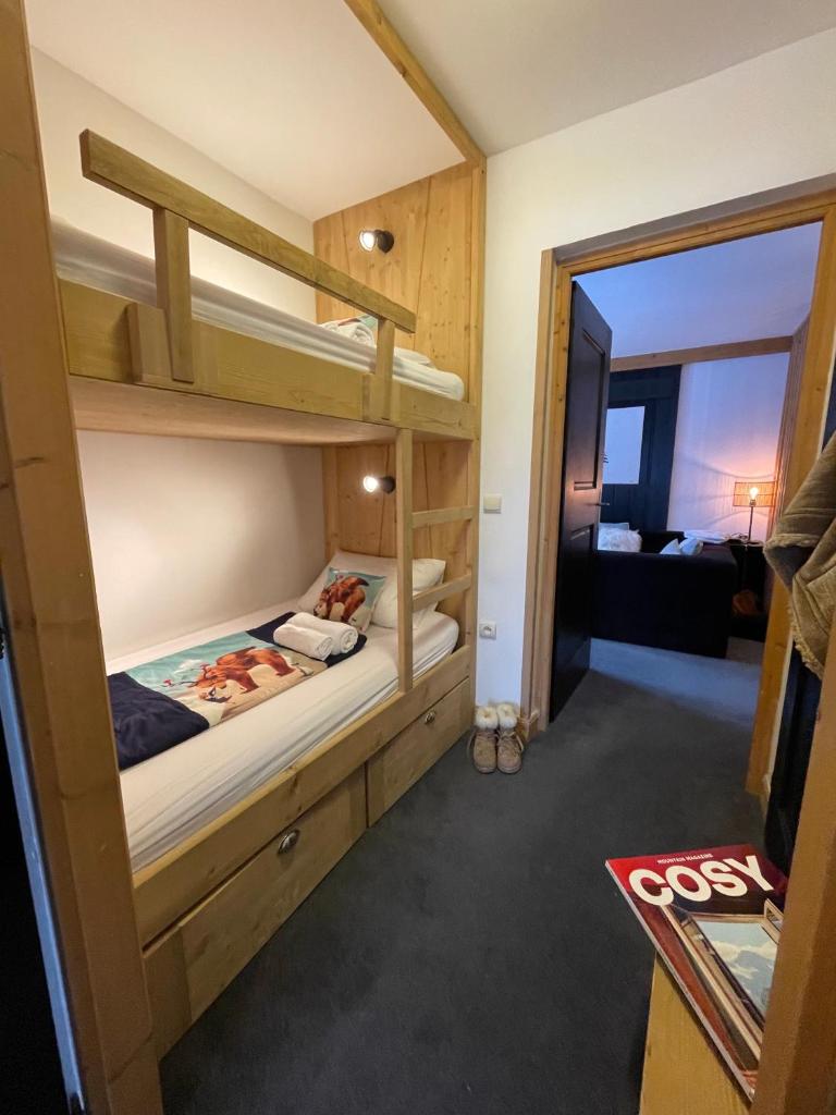 Cette chambre dispose de lits superposés et d'un miroir. dans l'établissement Arc 1950 - Appartement 2 chambres - Ski-in & out - Grande Terrasse Ensoleillée, à Arc 1950 30 autres photos
