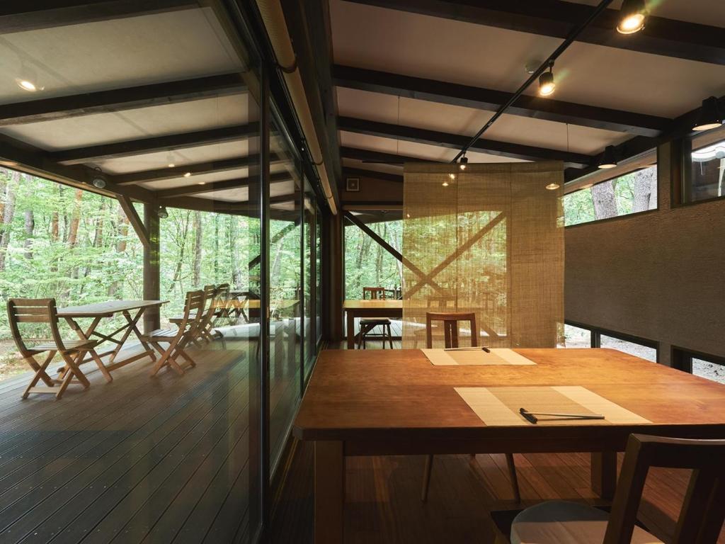 une salle à manger avec une table et quelques chaises dans l'établissement Oyado Nagomino, à Azumino