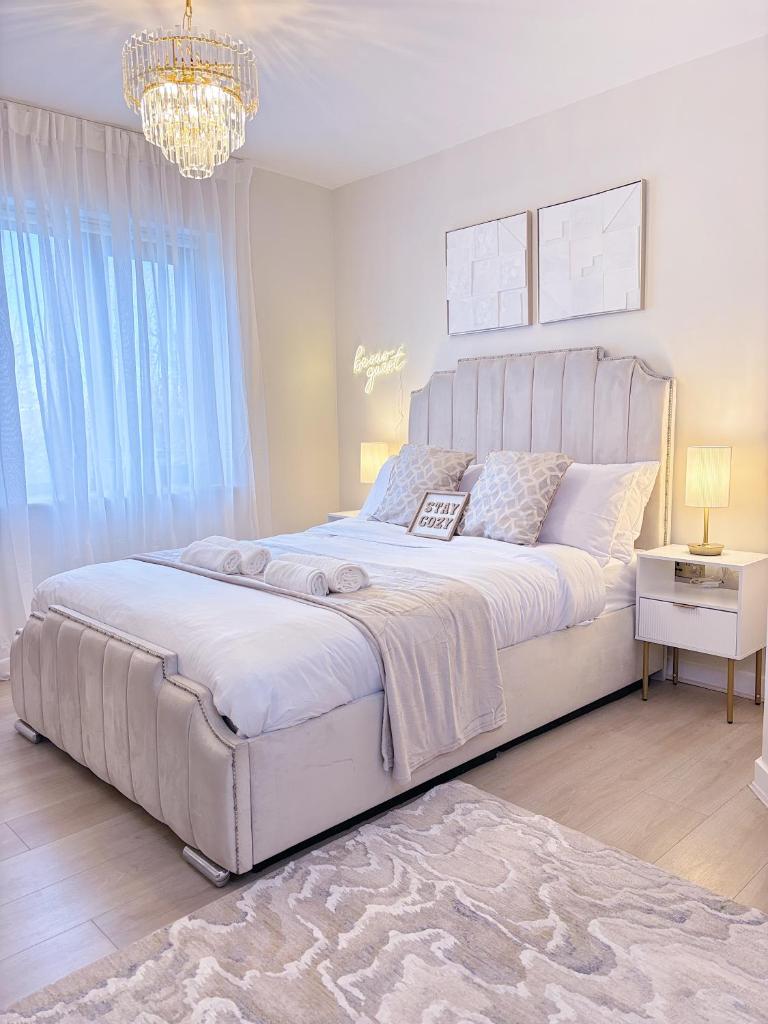 Luxury 2 bedroom Leeds City Apartment with Free parking & Jacuzzi bath 1