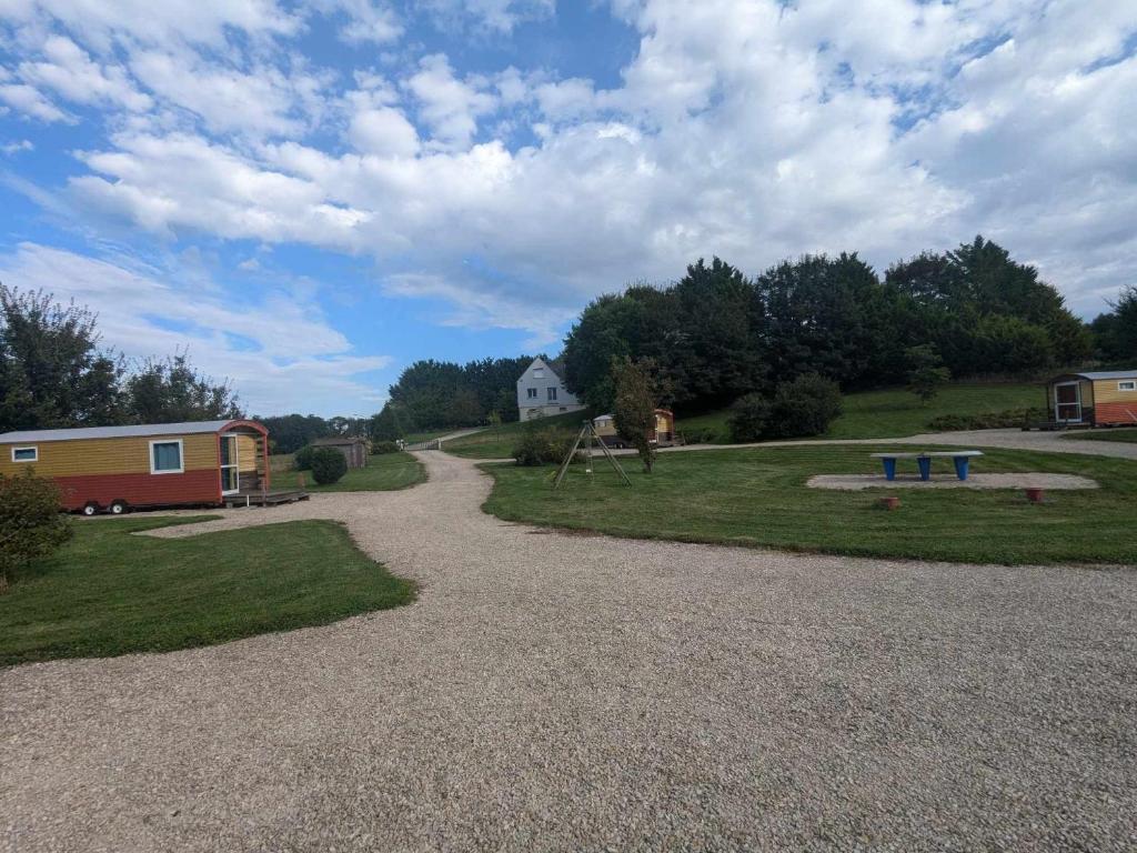 une route en gravier menant à une maison et à une aire de jeux dans l'établissement Nuits Insolites d Argonne, à Varimont