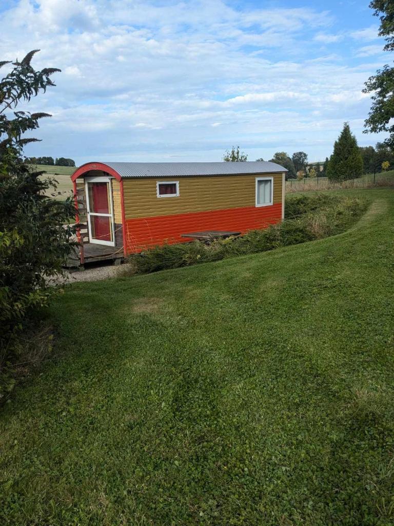 une petite maison au milieu d'un champ dans l'établissement Nuits Insolites d Argonne, à Varimont 4 autres photos