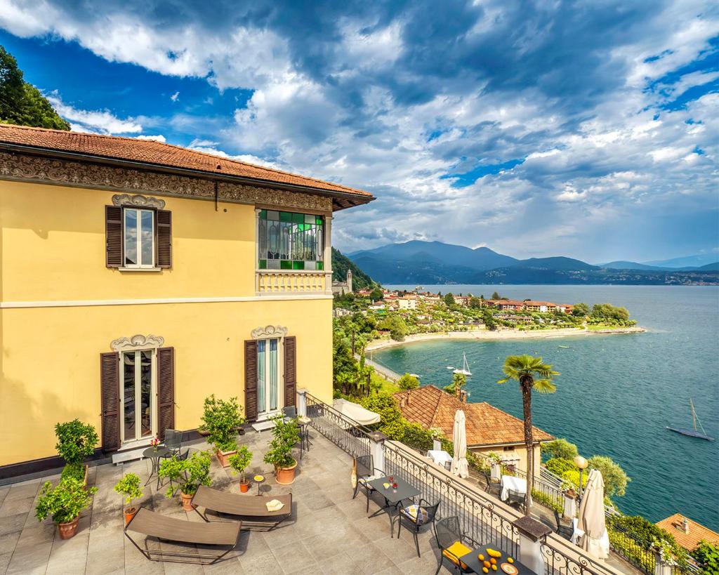 Cette maison dispose d'un balcon donnant sur une étendue d'eau. dans l'établissement Hotel La Rondinella, à Cannero Riviera