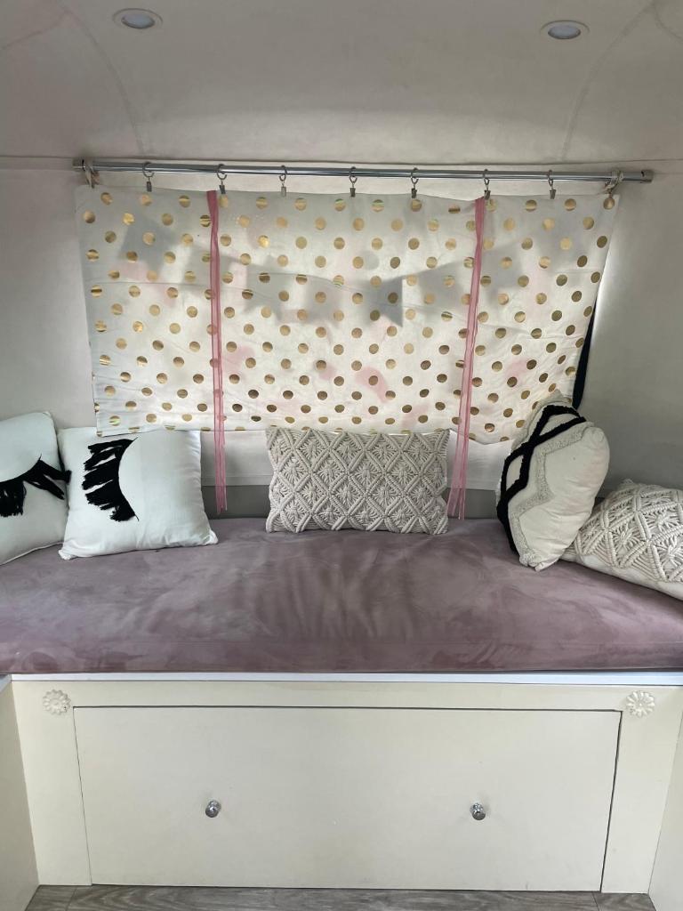 - un lit avec une tête de lit et des oreillers dans l'établissement Salève Glamping, à Archamps