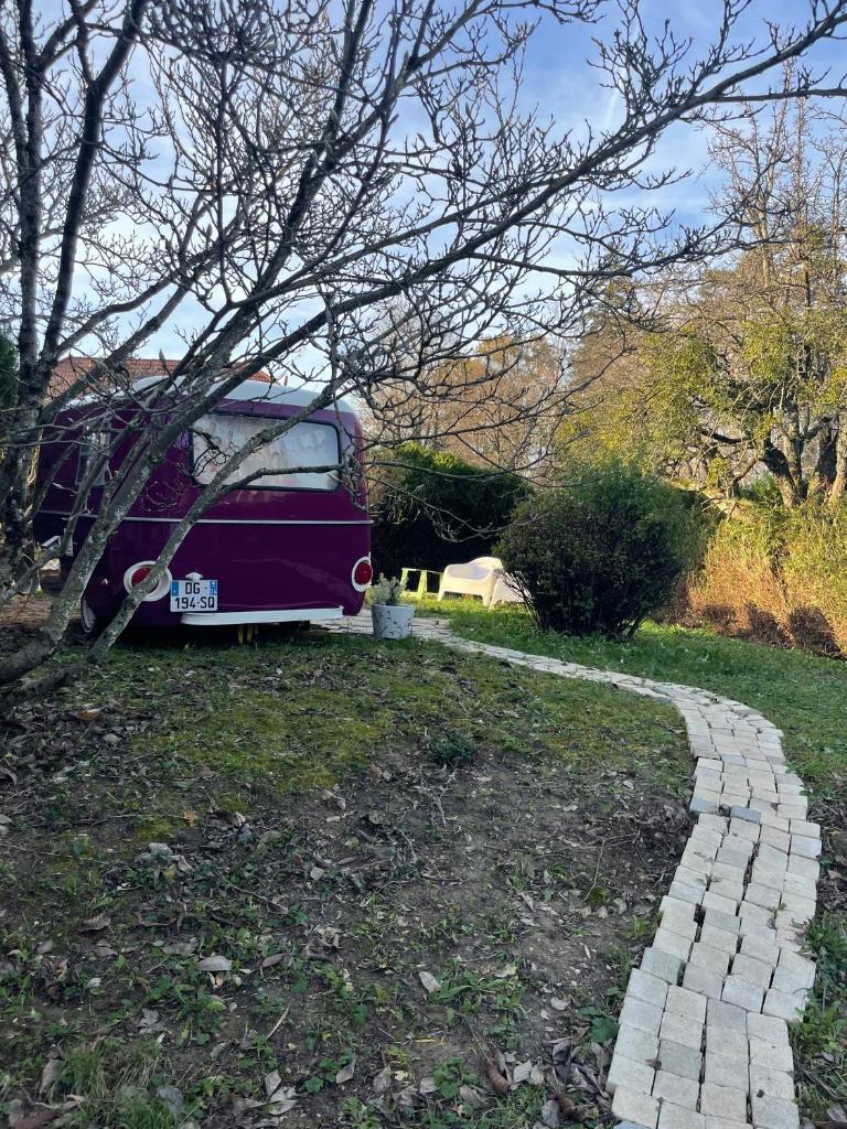 un bus violet garé à côté d'une route en briques dans l'établissement Salève Glamping, à Archamps