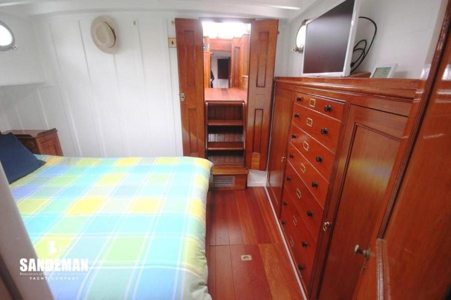 - une petite chambre avec un lit et une commode dans l'établissement Yacht KARABOUDJAN, à Saint-Malo