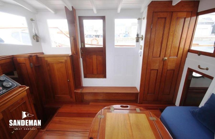- un salon avec une table en verre dans un bateau dans l'établissement Yacht KARABOUDJAN, à Saint-Malo