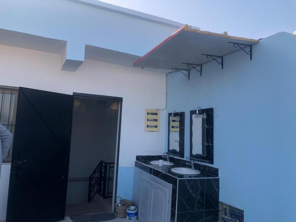 une salle de bain avec un lavabo et un miroir dans l'établissement Riad Nomad House Marrakech, à Marrakech