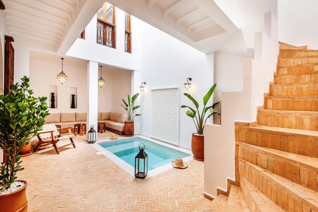 une maison avec une piscine au milieu d'un salon dans l'établissement Riad Dar Yamina Exclusif - Morrocan Breakfast, à Marrakech