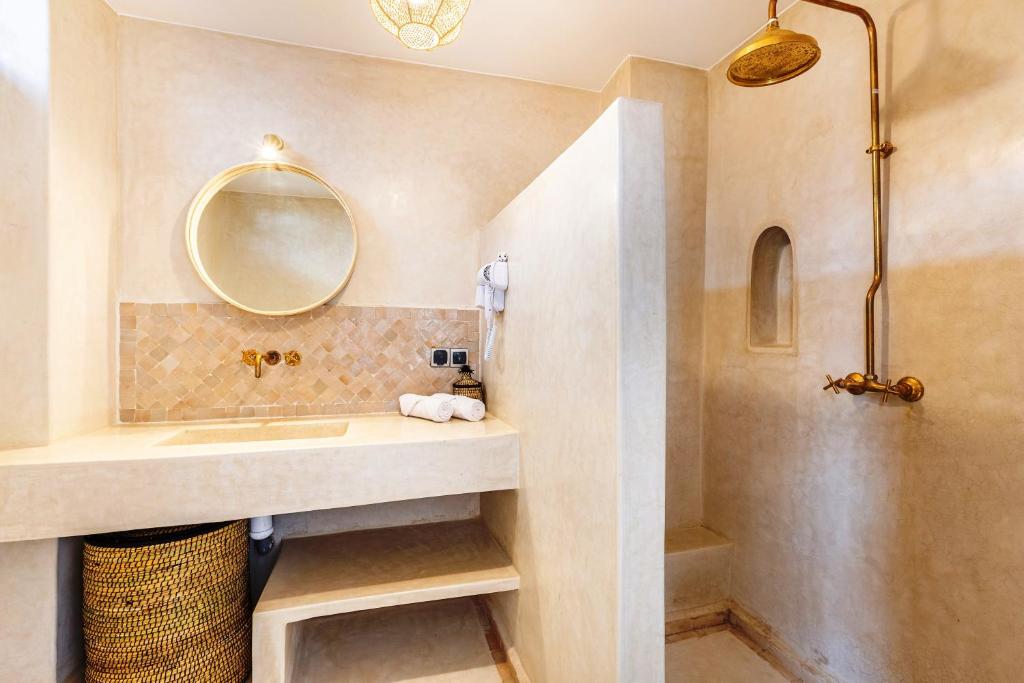 une salle de bain avec un lavabo et un miroir dans l'établissement Riad Dar Yamina Exclusif - Morrocan Breakfast, à Marrakech 17 autres photos