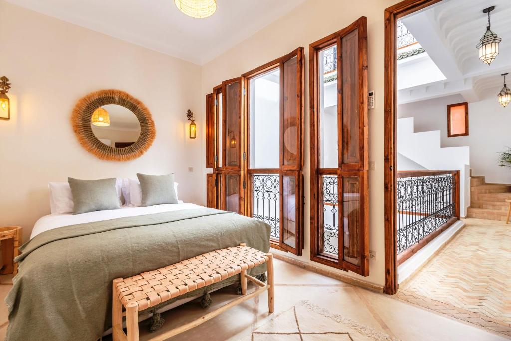 une chambre avec un lit et une grande fenêtre dans l'établissement Riad Dar Yamina Exclusif - Morrocan Breakfast, à Marrakech