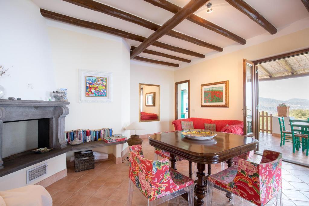 un salon avec une table et une cheminée dans l'établissement Sealight Villa Lipari - Vista e Piscina, à Lipari