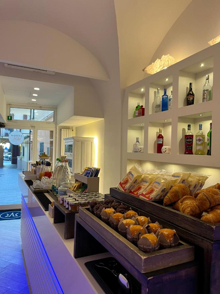 une boulangerie avec une variété de pâtisseries à l'exposition dans l'établissement Hotel Marina Charming Rooms, à Finale Ligure