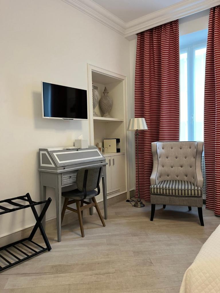 un salon avec un bureau et une chaise dans l'établissement Hotel Marina Charming Rooms, à Finale Ligure
