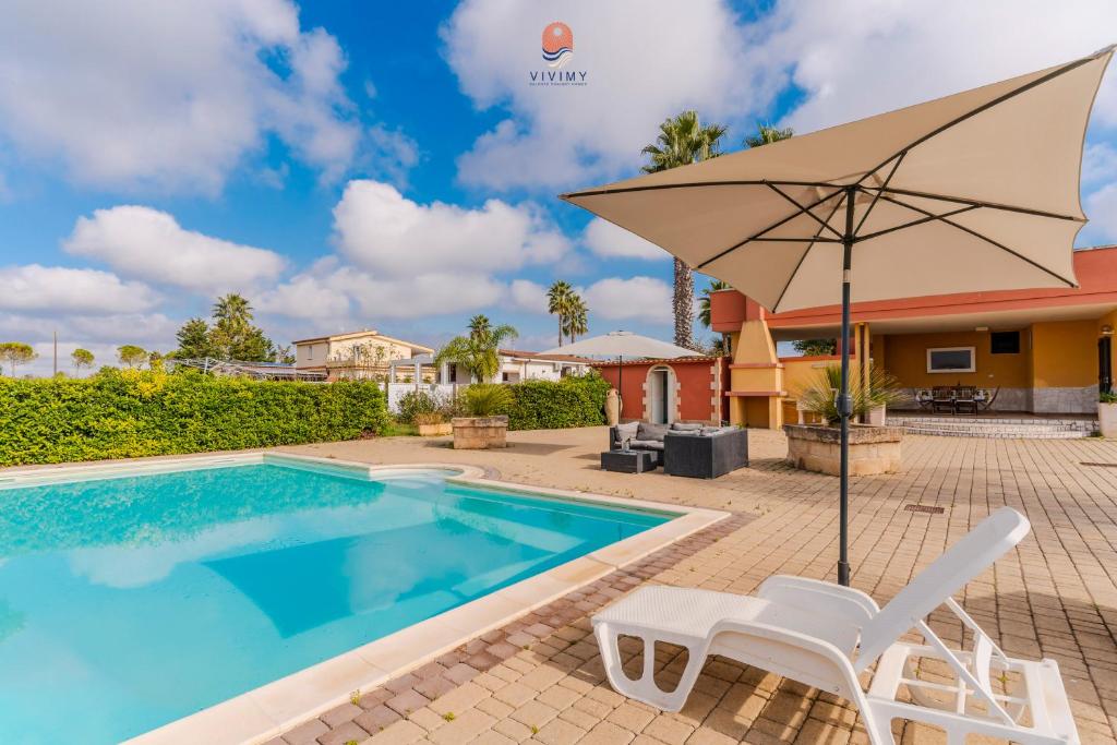 une villa avec une piscine et un parasol dans l'établissement Villa Diletta by Vivimy, à Casarano