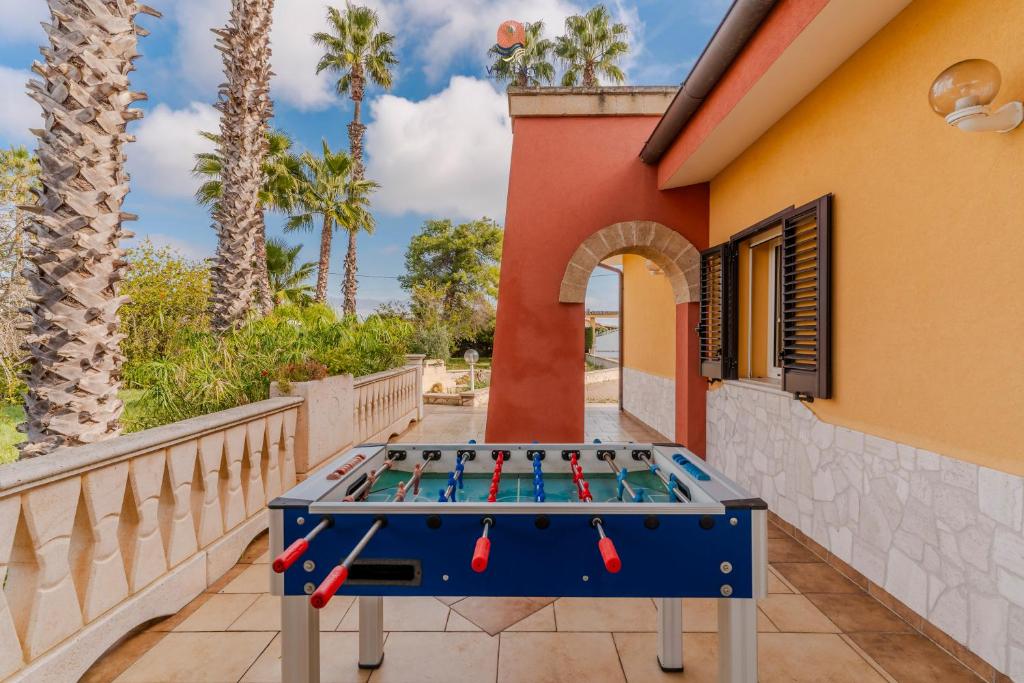 - une table de ping-pong sur le balcon d'une maison dans l'établissement Villa Diletta by Vivimy, à Casarano