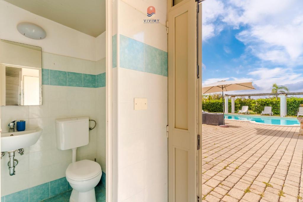 La salle de bains est pourvue de toilettes et d'une piscine. dans l'établissement Villa Diletta by Vivimy, à Casarano