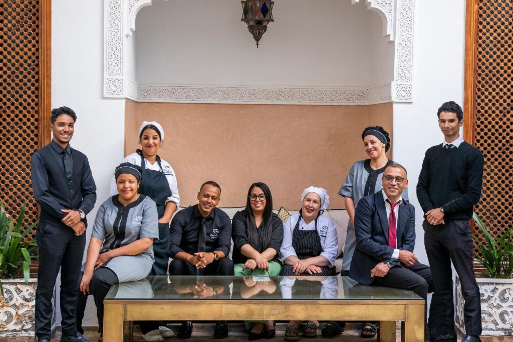 un groupe de personnes posant une photo sur une table dans l'établissement Riad Luciano Hotel and Spa, à Marrakech 37 autres photos