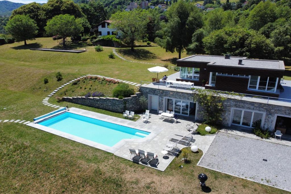 une vue aérienne d'une maison avec piscine dans l'établissement Villa La Betulla, à Cerano d'Intelvi 33 autres photos