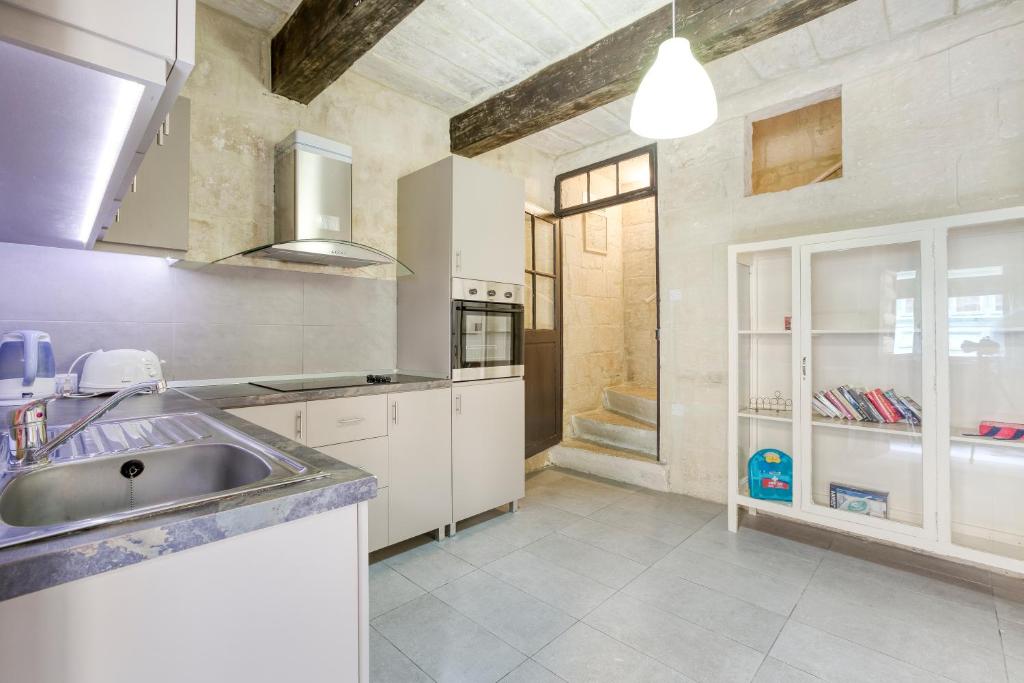 VLT214 - Charming Valletta Townhouse 8