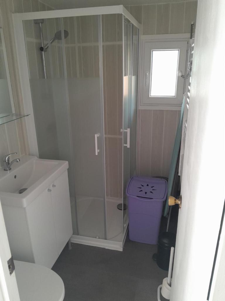 une salle de bain avec une douche, des toilettes et un lavabo dans l'établissement Un petit havre de paix, à La Rouviere 3 autres photos