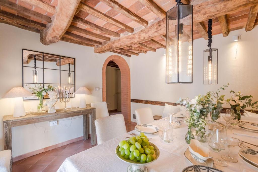 - une salle à manger avec une table à raisins dans l'établissement Le Due Terre Farmhouse, à Monsummano