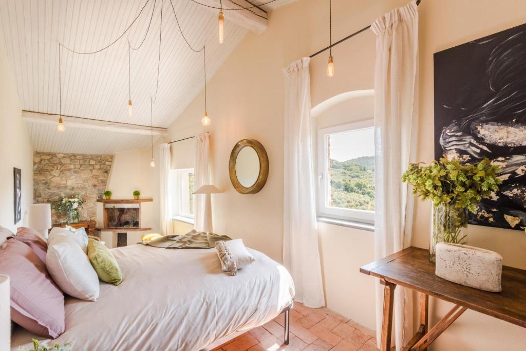 une chambre avec un lit et une fenêtre dans l'établissement Le Due Terre Farmhouse, à Monsummano