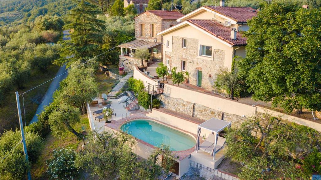 une vue aérienne d'une maison avec piscine dans l'établissement Le Due Terre Farmhouse, à Monsummano