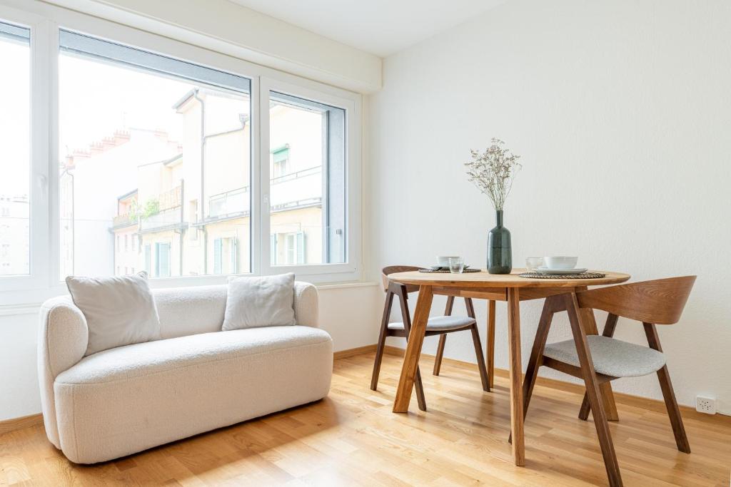 Stylish Lakeside Studio 3